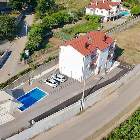 Feriehus House Mara *